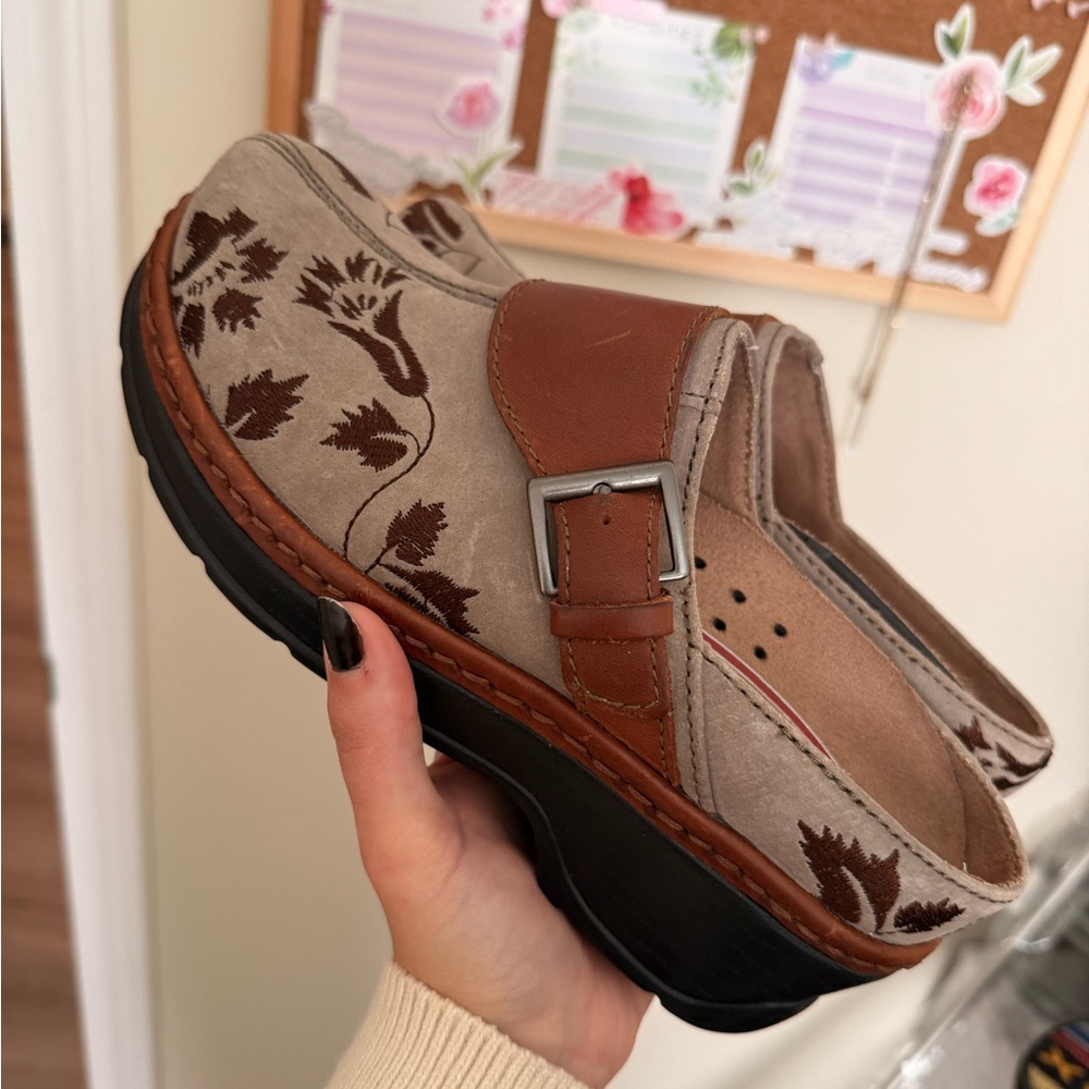 Women’s Austin Embroidered Slip on, Non slip Klogs Size 7M